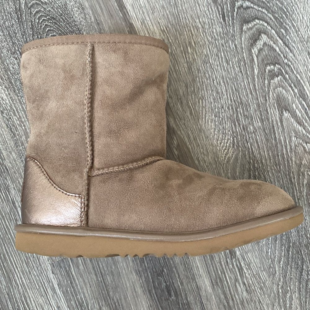 UGG Classic Short II Metallic Boots Leather Sheepskin Lining gently used